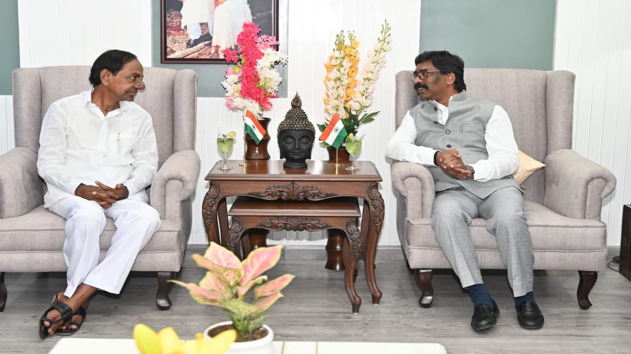 झारखंड पहुंचे तेलंगाना के CM के चंद्रशेखर राव, जानें सीएम हेमंत सोरेन से भेंट कर किन मुद्दों पर की चर्चा