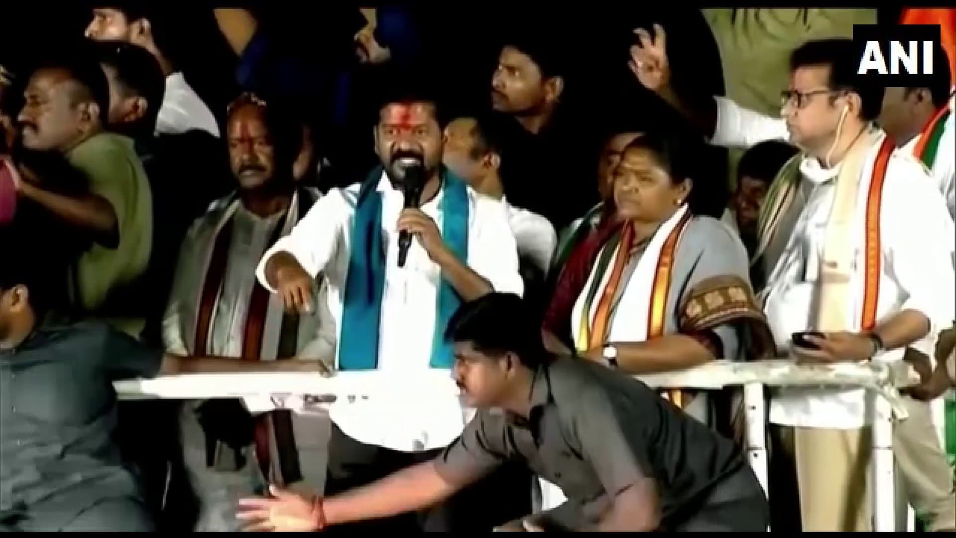 Telangana: “हाथ से हाथ जोड़ो पदयात्रा” के दौरान चले अंडे, कांग्रेस प्रमुख रेवंत रेड्डी को बनाया निशाना