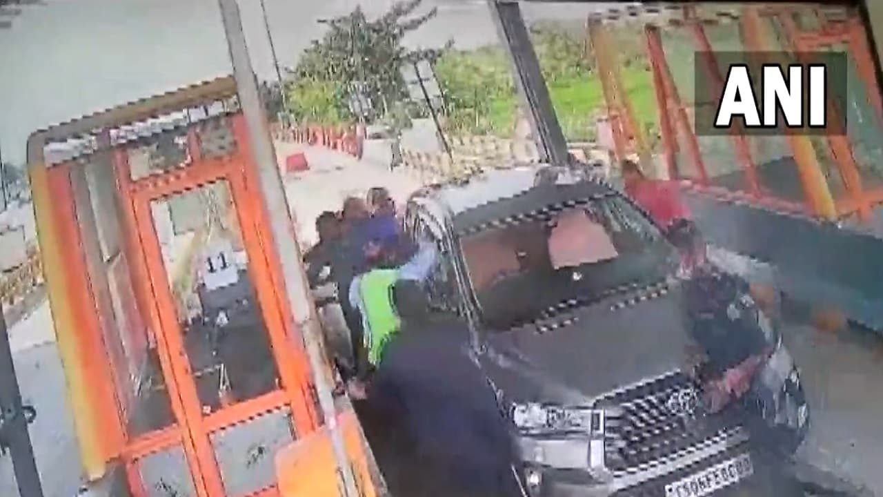 Telangana: टोल प्लाजा पर TRS नेताओं की गुंडागर्दी, शुल्क मांगने पर कर्मचारियों को पीटा, Video हुआ वायरल