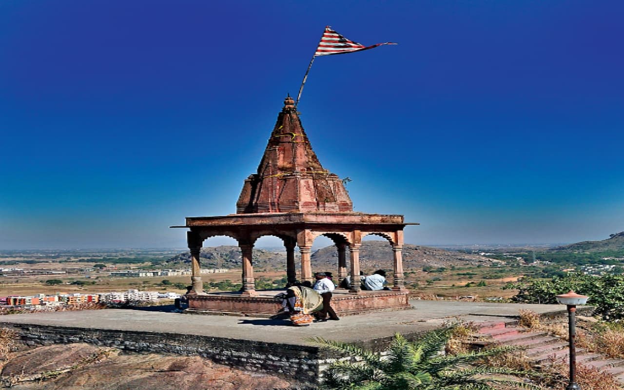 झारखंड के इस मंदिर में फल-फूल और मिठाई की जगह चढ़ाये जाते हैं पत्थर, खास है इसकी वजह