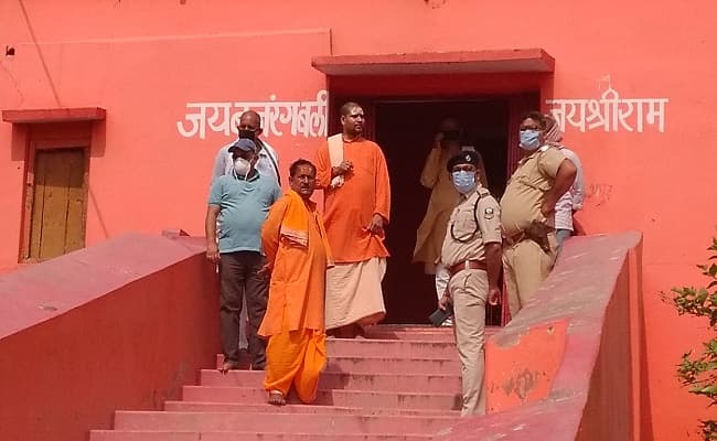 Lockdown 2.0 Bihar News : मंदिर की छत पर सो रहे महंत की ईंट-पत्थर से कूचकर हत्या, प्राचीन मूर्ति भी ले उड़े अपराधी
