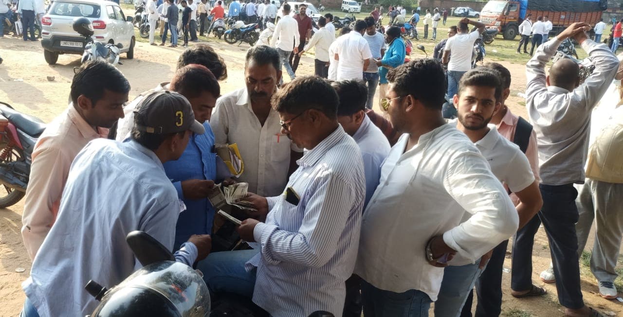 Jharkhand News : खुले मैदान में ठेकेदार जिला परिषद की योजनाओं के लिए कर रहे थे टेंडर मैनेज, Video Viral