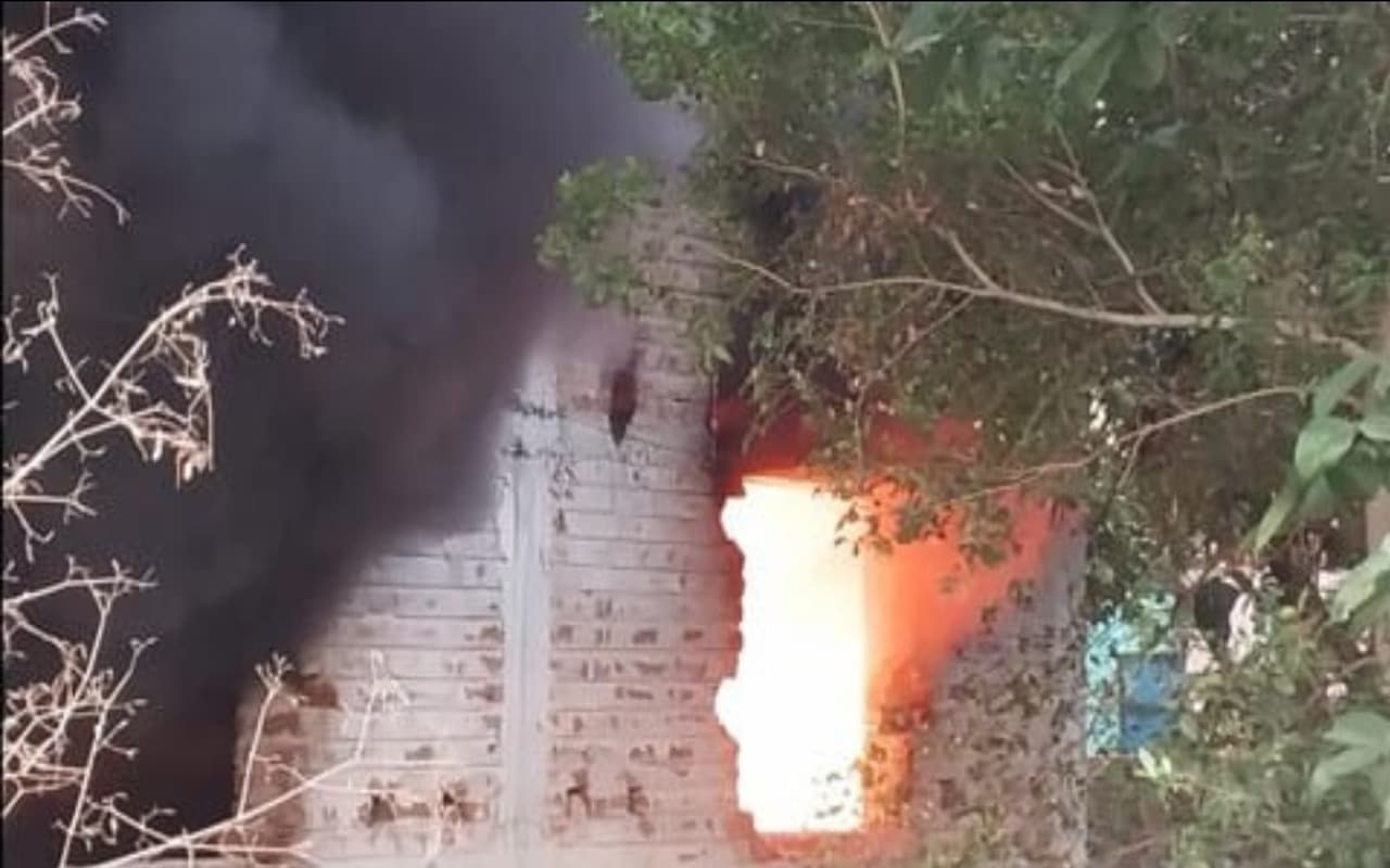 झारखंड : जामताड़ा के एक टेंट हाउस गोदाम में लगी आग, करीब 40 लाख रुपये का नुकसान