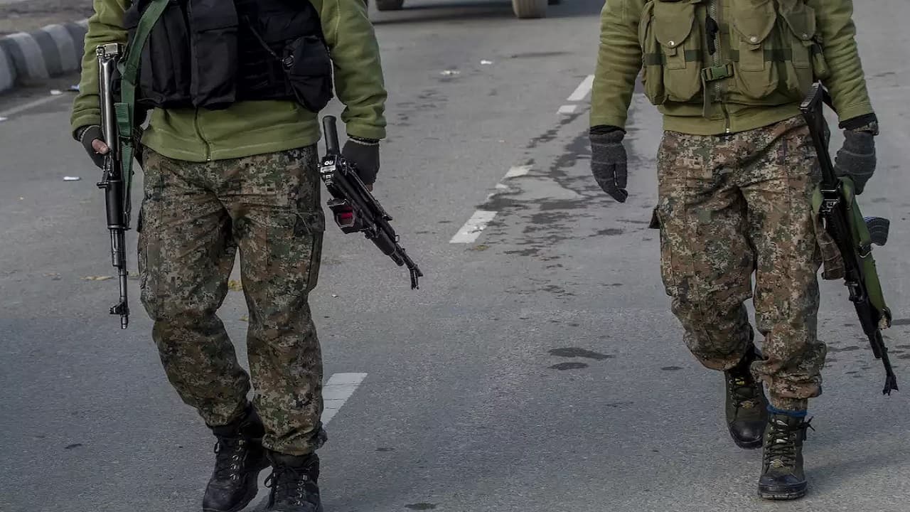 जम्मू-कश्मीर: श्रीनगर के रामबाग इलाके में पुलिस और सुरक्षा बलों ने तीन आतंकियों को मार गिराया