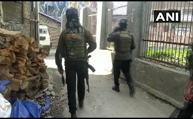 जम्मू-कश्मीर मुठभेड़: अनंतनाग में जवानों ने एक आतंकी को किया ढेर, दोनों ओर से फायरिंग जारी