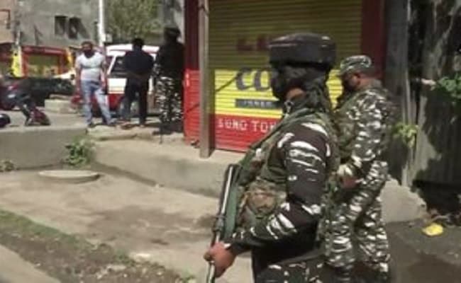 Jammu Kashmir : श्रीनगर के जेवन में पुलिस बस पर आतंकवादियों ने की अंधाधुंध फायरिंग, 2 पुलिसकर्मी शहीद, 12 घायल