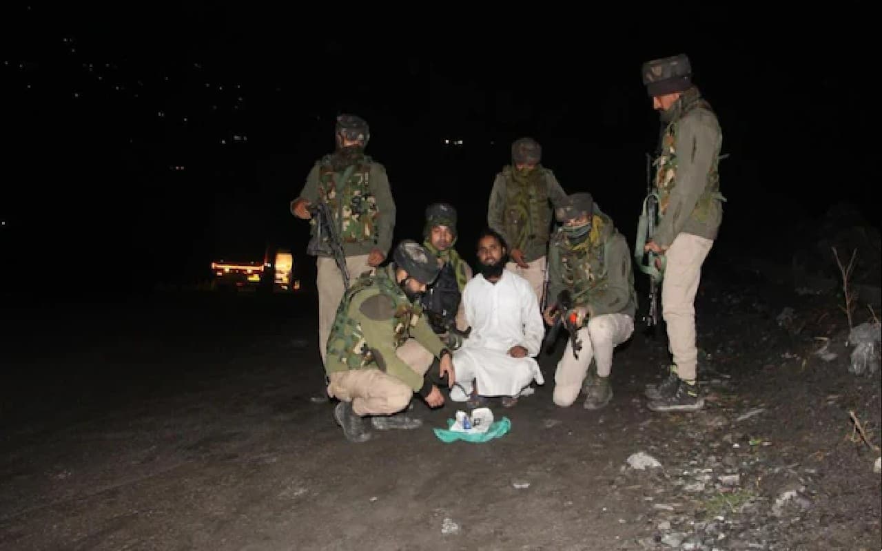 आतंकी होने के संदेह में जम्मू-कश्मीर में हावड़ा का युवक गिरफ्तार, पिता ने कहा- बेटे को फंसाया गया है