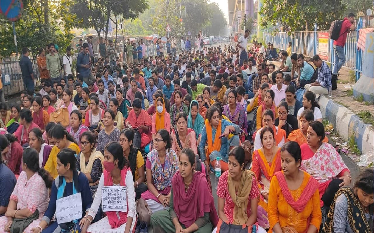 टेट उम्मीदवारों का आंदोलन जारी, ममता बनर्जी ने कहा- नियुक्ति क्यों नहीं हुई, इसका जवाब अदालत के पास