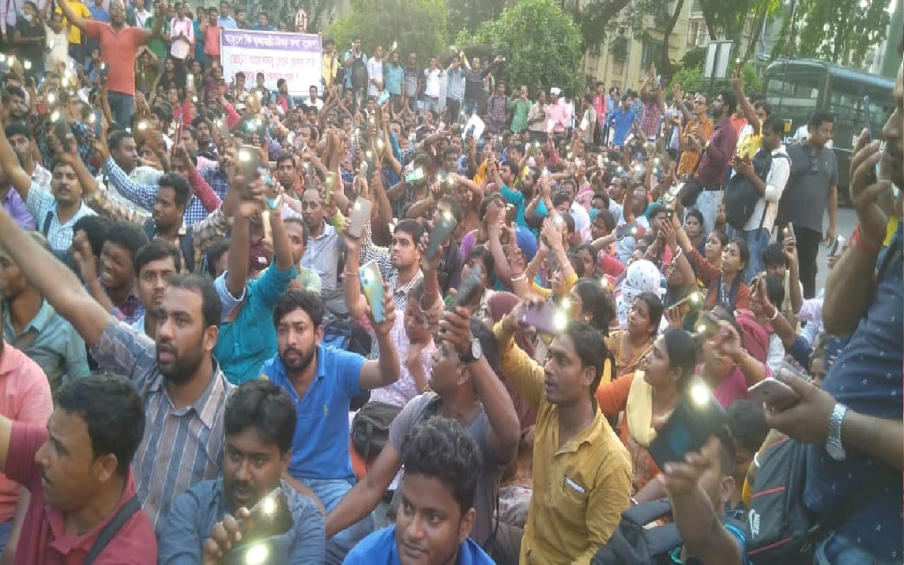 पश्चिम बंगाल में टेट की परीक्षा में गहने पहनकर परीक्षा सेंटर में नहीं घुस पायेंगे टेट अभ्यर्थी