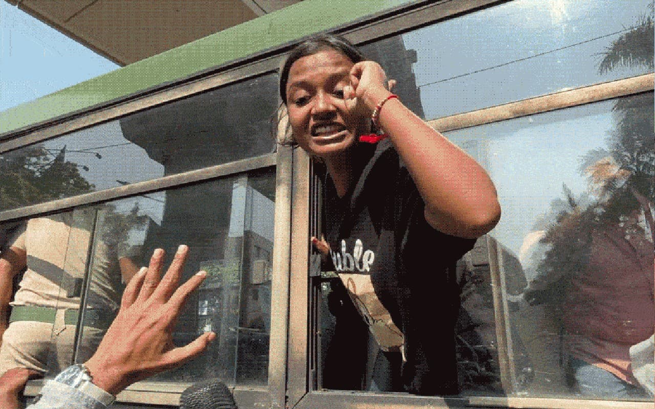 बंगाल में पुलिस ने टेट पास अभ्यर्थियों का आंदोलन जबरन खत्म कराया, SFI-DYFI के प्रदर्शन के दौरान हंगामा