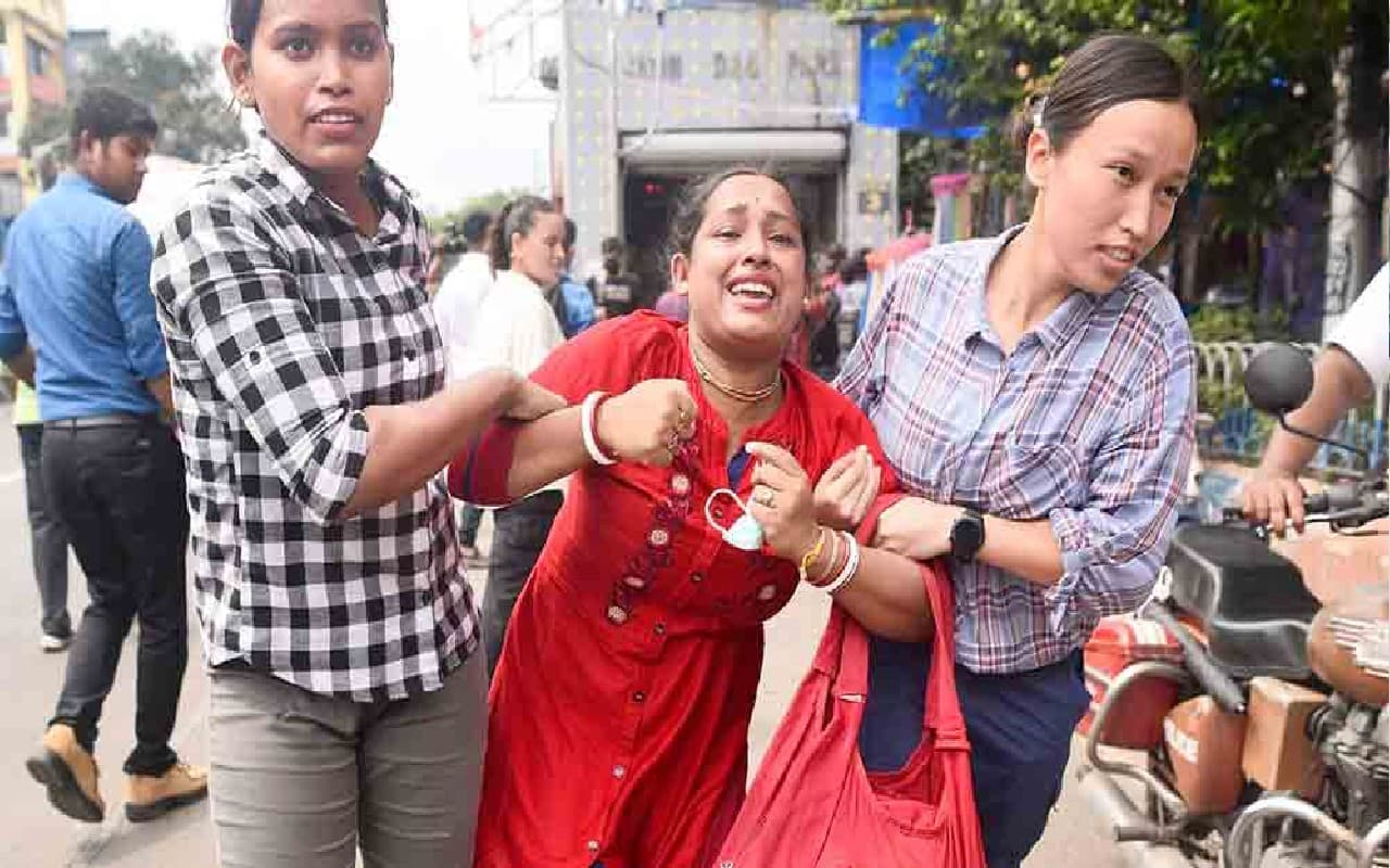 नियुक्ति प्रक्रिया को लेकर अपर प्राइमरी उम्मीदवारों ने किया प्रदर्शन, पुलिस के साथ हुई धक्का-मुक्की