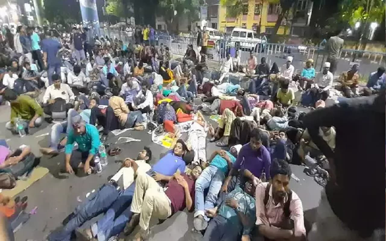 West Bengal: टेट पास उम्मीदवारों का नियुक्ति की मांग को लेकर कई घंटों से प्रदर्शन जारी, कई पड़े बीमार