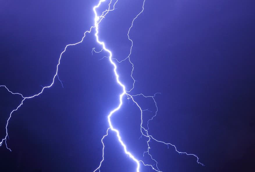 सासाराम में मौत बनकर गिरी आसमानी बिजली, झुलसने से दो युवकों की दर्दनाक मौत