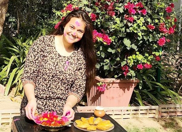 PHOTOS: होली के रंग में IAS टीना डाबी, गाल पर सुर्ख लाल गुलाल और फैंस के भी खिल उठे चेहरे