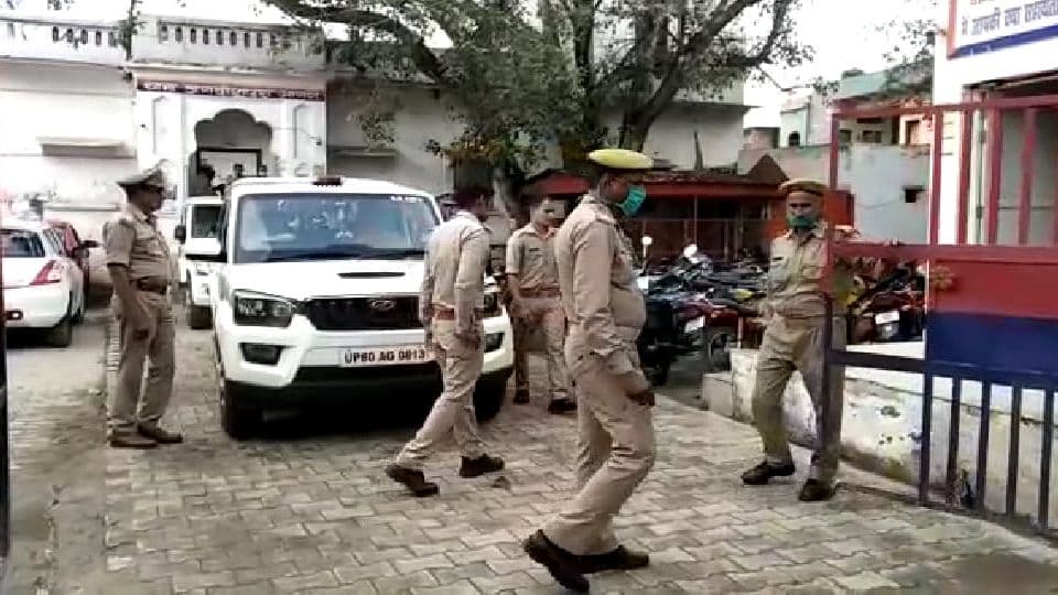 Agra News: आगरा में थाने से 25 लाख रुपये और दो पिस्टल की चोरी, 5 पुलिसकर्मी सस्पेंड Agra News: आगरा में थाने से 25 लाख रुपये और दो पिस्टल की चोरी, 5 पुलिसकर्मी सस्पेंड