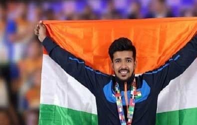 शूटर शिवम ठाकुर भी कोविड- 19 को हराने के लिए फिर आए आगे, करेंगे अपने क्रिकेट किट को नीलाम