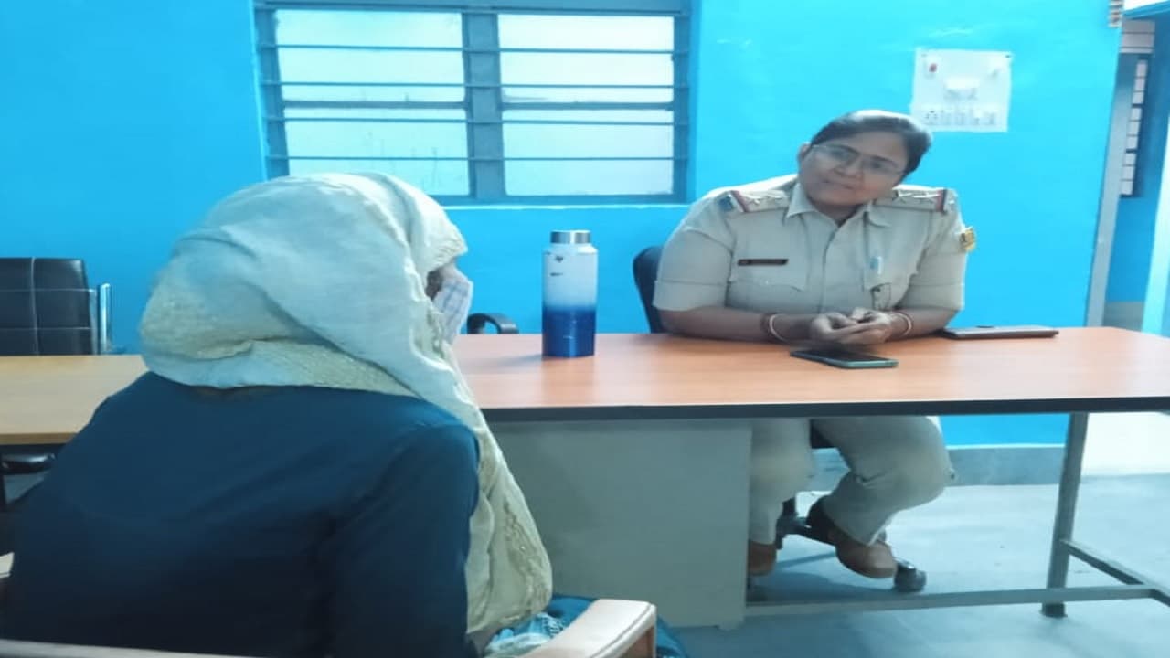 बिहार: 'पापा प्लीज मत कराइए ये..' एग्जाम पास करने पर पिता ने दिया ऐसा उपहार कि थाने पहुंच गयी बेटी