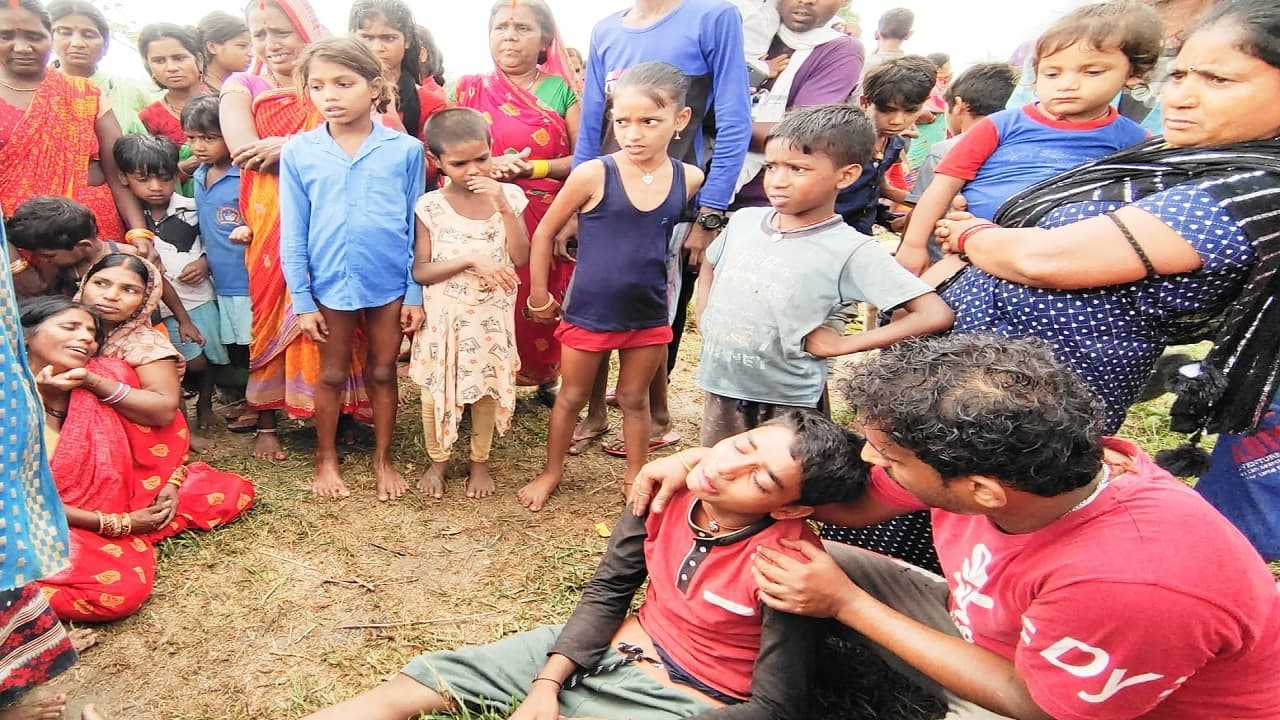 बिहार: पश्चिम चंपारण में ठनके की चपेट में आकर मजदूर की मौत, पेड़ के नीचे खड़ा दूसरा व्यक्ति बुरी तरह झुलसा