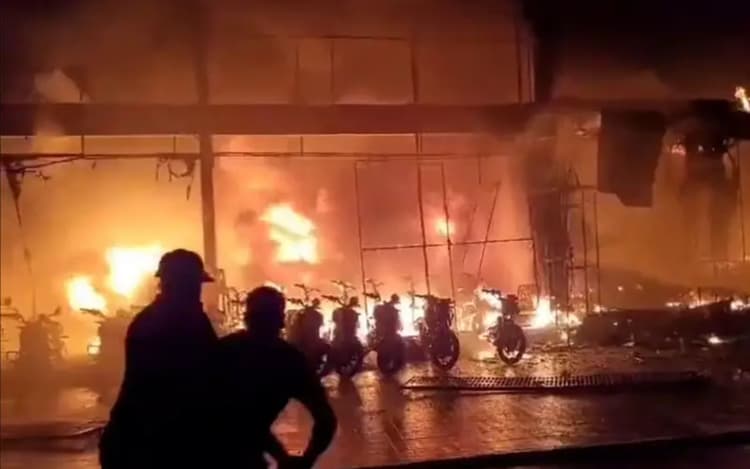 Video: बाइक शोरूम में लगी भीषण आग, 500 से ज्यादा बाइक जलकर खाक