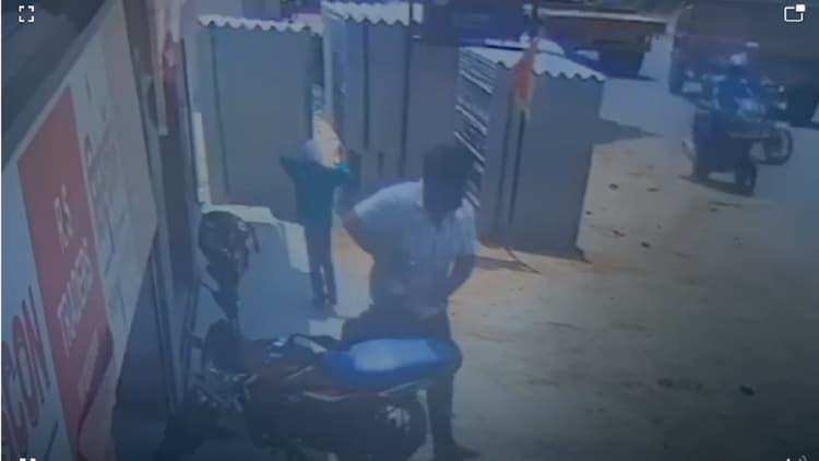 मुजफ्फरपुर में बाइक की डिक्की से उड़ाए लाख रुपये, सीसीटीवी में कैद हुई तस्वीर तो सभी रह गए हैरान