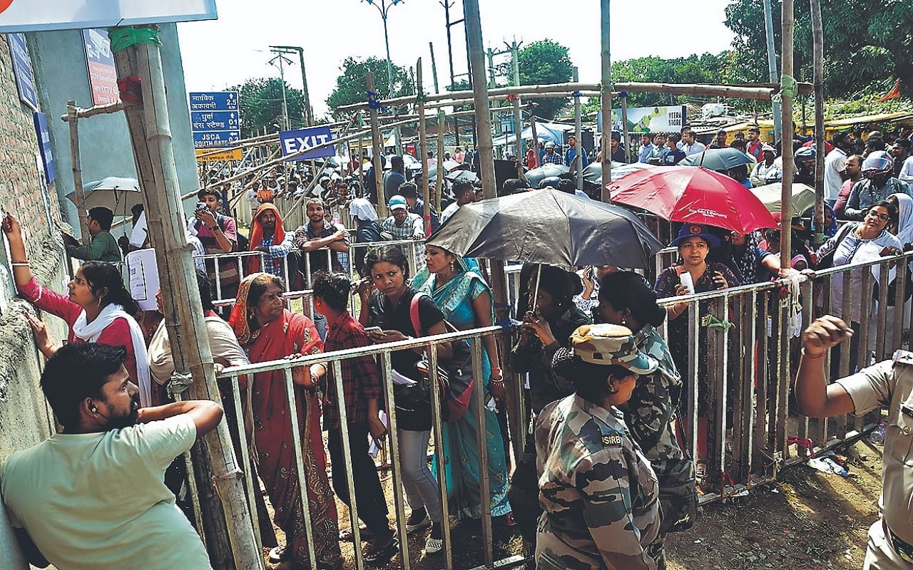 IND vs SA ODI:भारत-दक्षिण अफ्रीका वनडे मैच के लिए क्रिकेट प्रेमियों की उमड़ी भीड़, टिकट की हुई कालाबाजारी