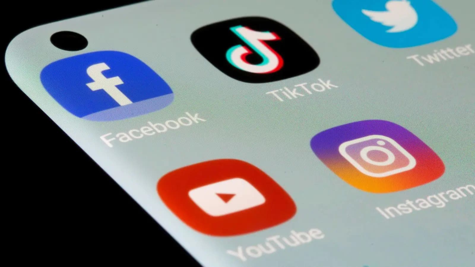 Tiktok ने दुनियाभर में मचायी धूम, पीछे छूट गए Twitter और Snapchat Tiktok ने दुनियाभर में मचायी धूम, पीछे छूट गए Twitter और Snapchat
