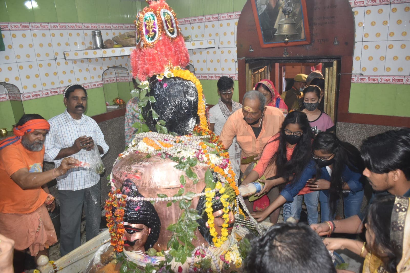 Varanasi News: काशी में विराजते हैं बाबा तिलभांडेश्वर, मकर संक्रांति पर बढ़ जाता है शिवलिंग का आकार