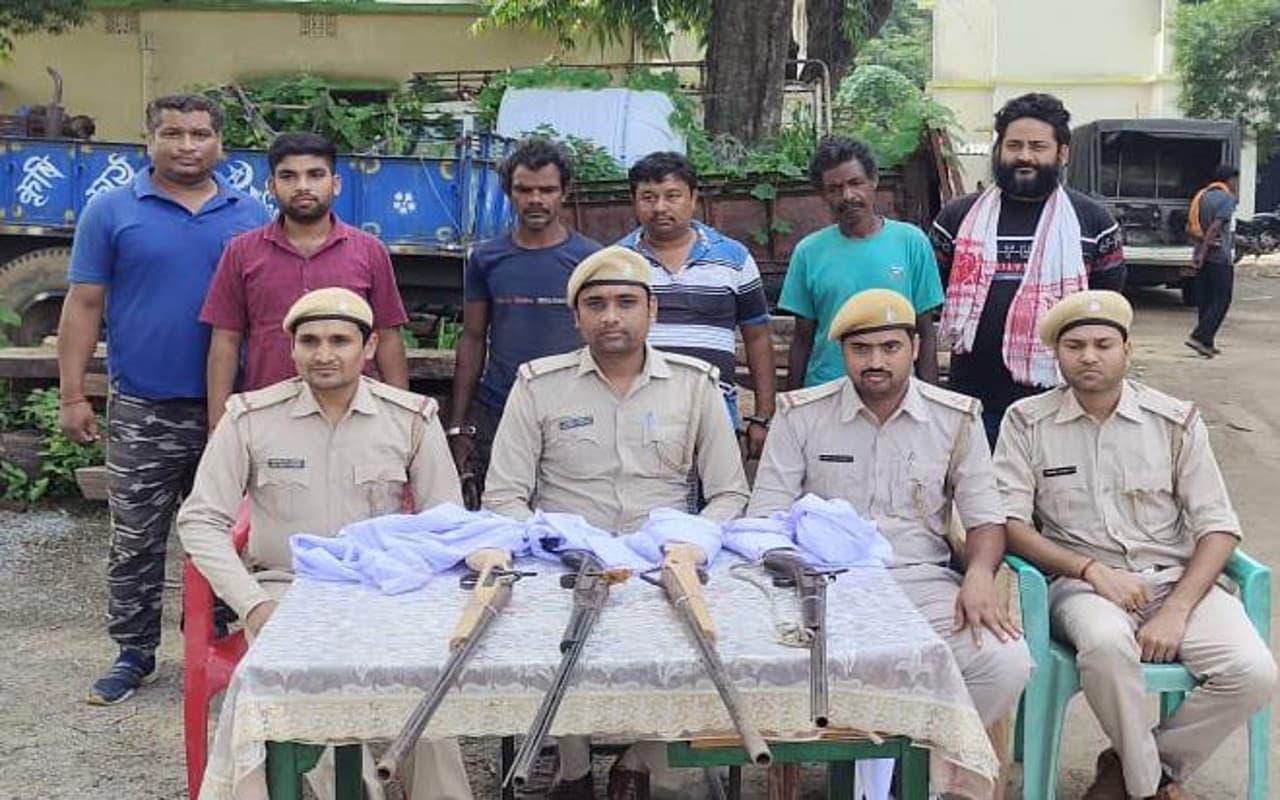 झारखंड : पलामू टाइगर रिजर्व से 10 लाख रुपये की कीमती लकड़ी बरामद, हथियार सहित चार तस्कर गिरफ्तार