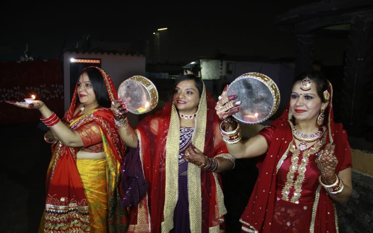 Karwa Chauth 2023: करवा चौथ पर सुहागिनों ने किया चांद का दीदार: PHOTOS
