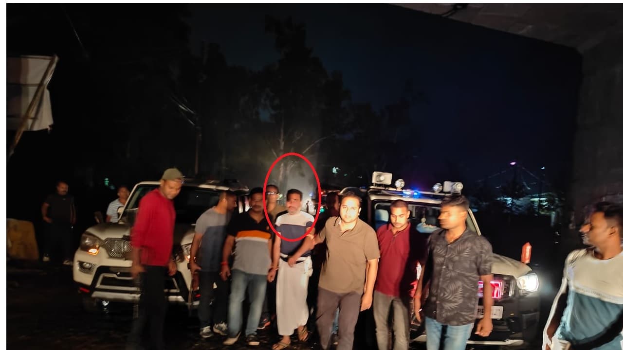 VIDEO: भागलपुर पुलिस ने 14 साल से फरार चल रहे कुख्यात टिंकू मियां को दबोचा, देखिए कैसे जाल में उलझा..