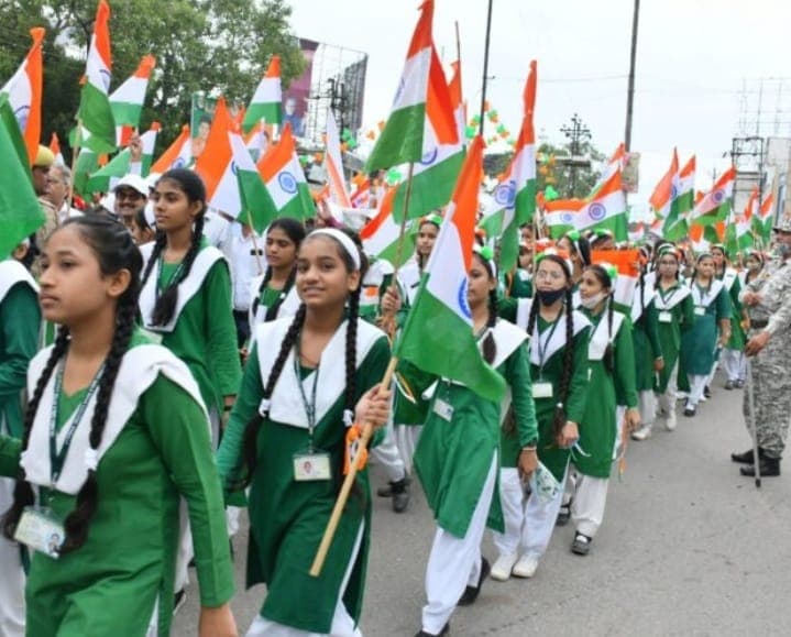 बरेली में निकाली गई तिरंगा यात्रा, व्यापारियों ने बांटा तिरंगा , कमिश्नर ने दिया ये संदेश...