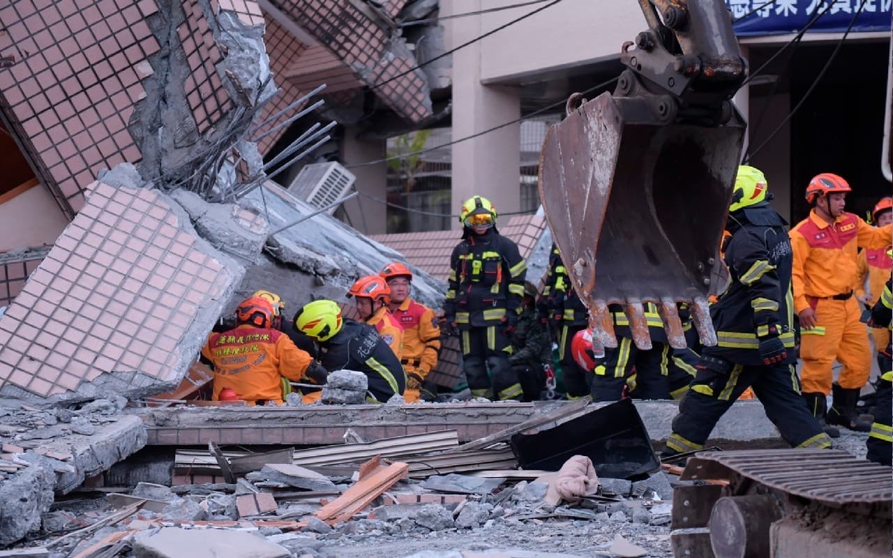Taiwan Earthquake: ताइवान में भूकंप से भयंकर तबाही, तीन मंजिला इमारत ध्वस्त, पुल टूटे-बेपटरी हुई ट्रेन