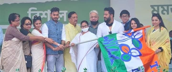 Bengal Chunav 2021 : अब टिकट वितरण पर माथापच्ची शुरू, मनोज तिवारी और एक्टर सैनी घोष सहित इन फिल्मी स्टार को कैंडिडेट बना सकती है ममता बनर्जी की पार्टी