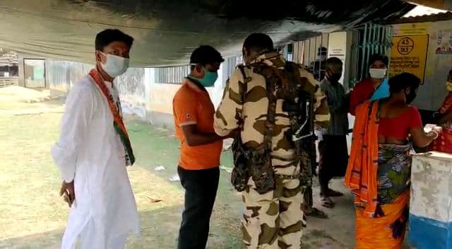जब TMC का सिंबल पहनकर नेताजी पहुंचे बूथ, वोटर्स को प्रभावित करने का आरोप, ECI से शिकायत