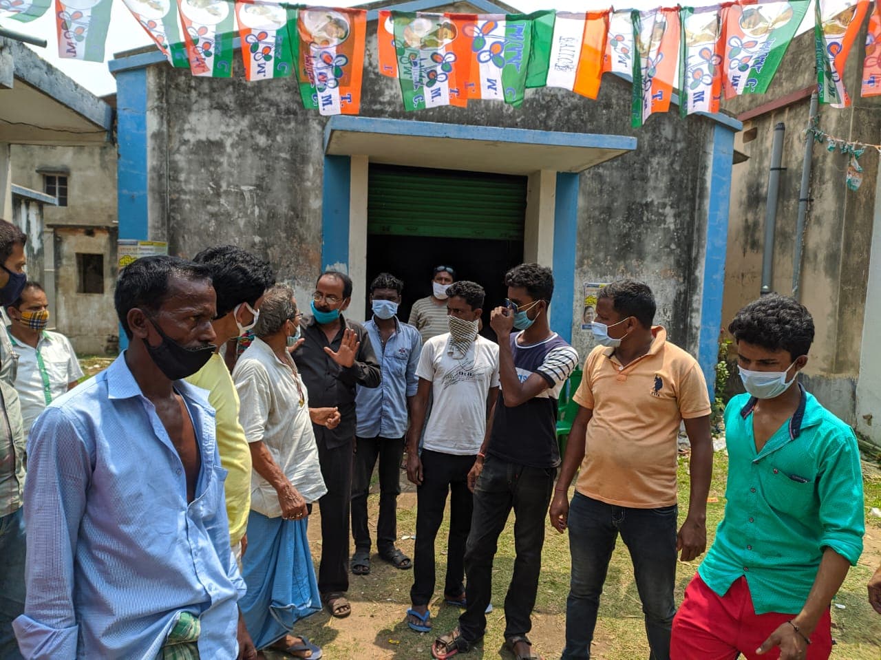 मतदान के बीच दुर्गापुर में टीएमसी कार्यालय पर हमला, सेंट्रल फोर्स के जवानों पर आरोप