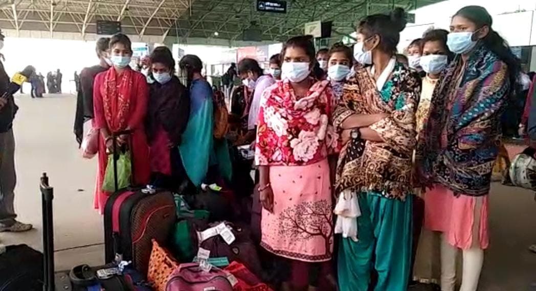 तमिलनाडु से एयरलिफ्ट होकर रांची पहुंची लड़कियों के खिले चेहरे, काम और अच्छे पैसे का लालच देकर ले गये थे बिचौलिए