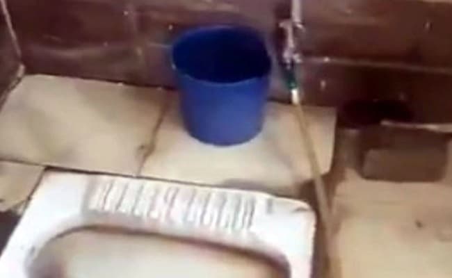 धूल फांक रहे करोड़ों के गुमला के सामुदायिक शौचालय