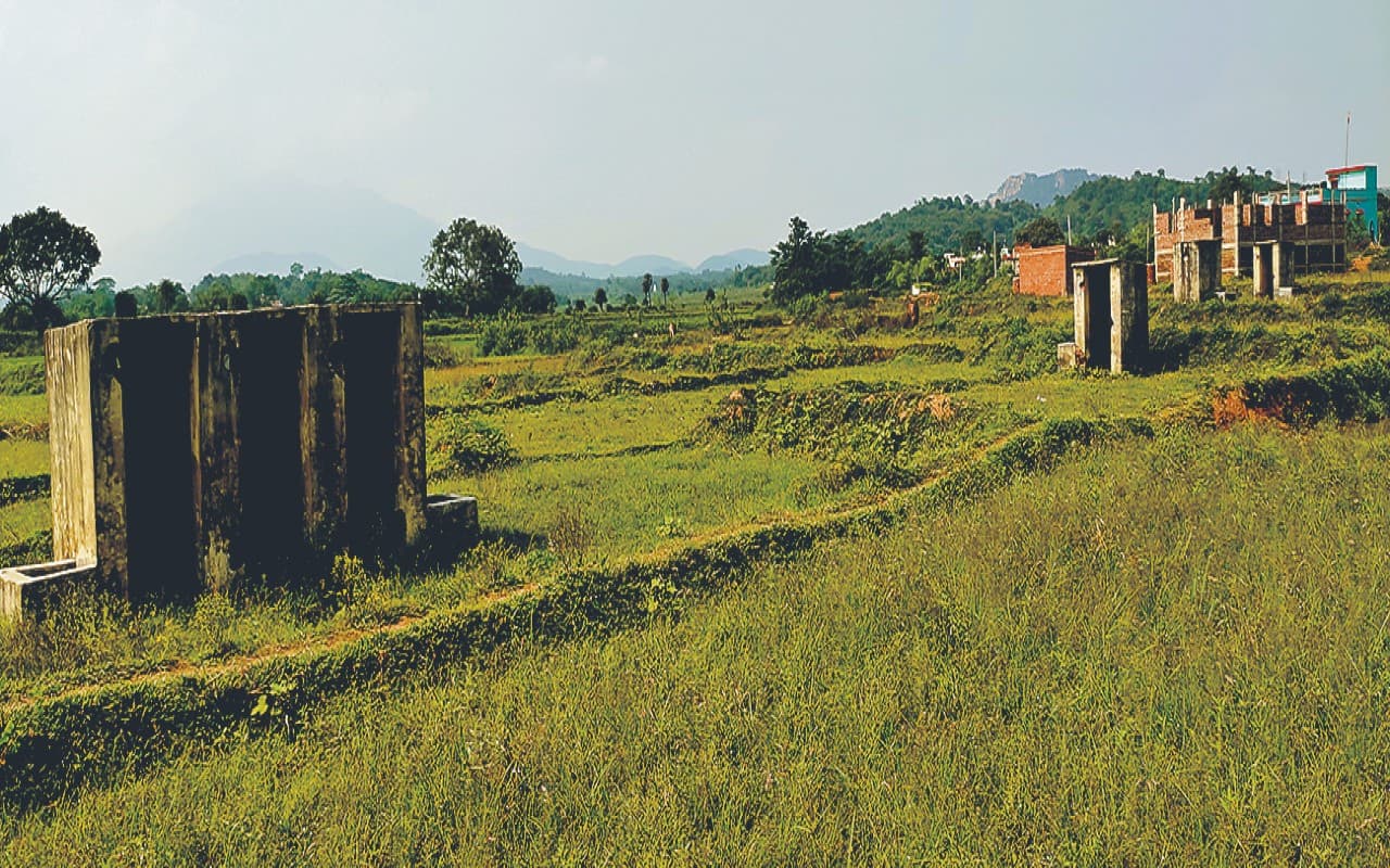 धनबाद के इस पंचायत में घर की जगह खेत में बना दिया शौचालय, महिलाएं अंधेरा होने का करती हैं इंतजार