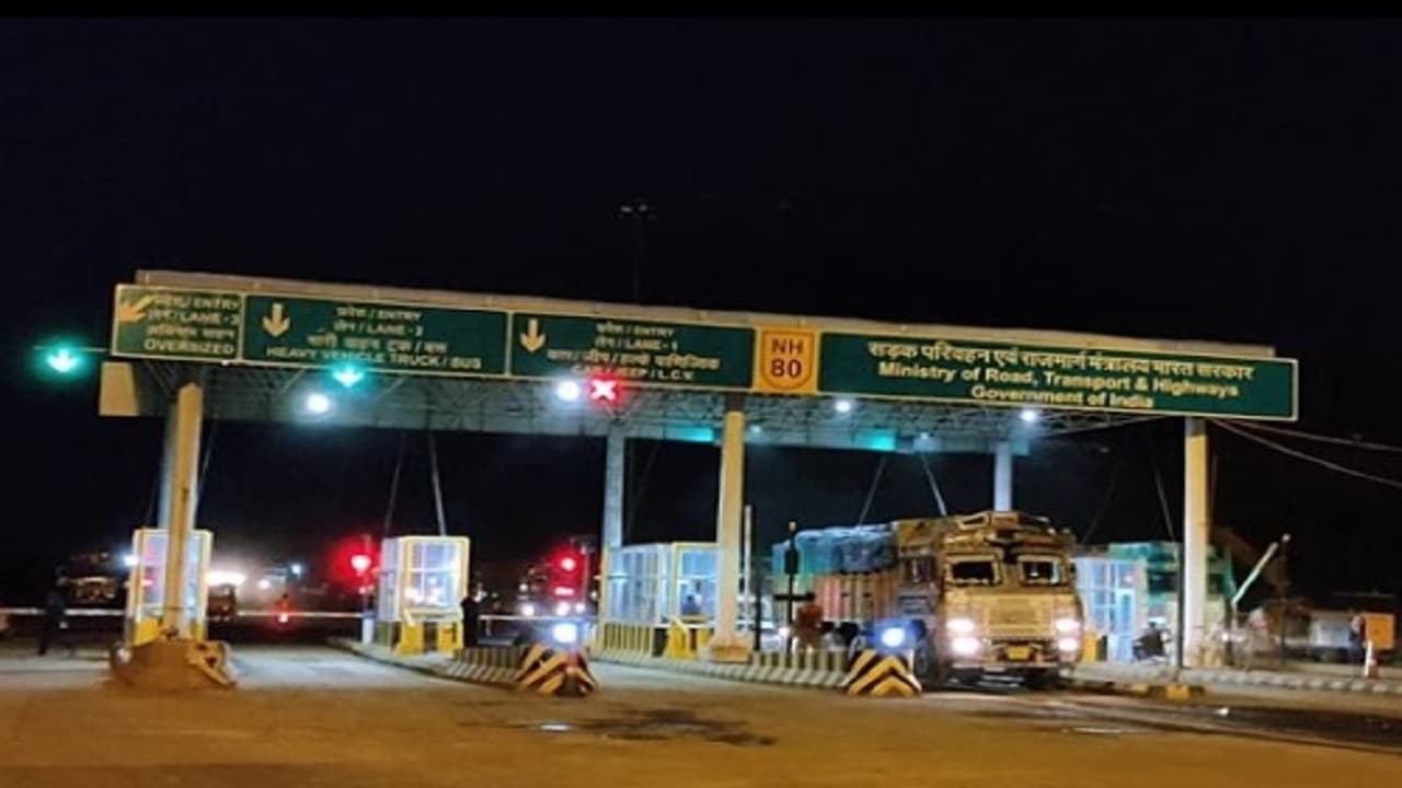 बिहार: भागलपुर में टोल-प्लाजा कर्मियों की गुंडागर्दी! देवघर से पूजा करके लौट रहे कार सवारों को जमकर पीटा