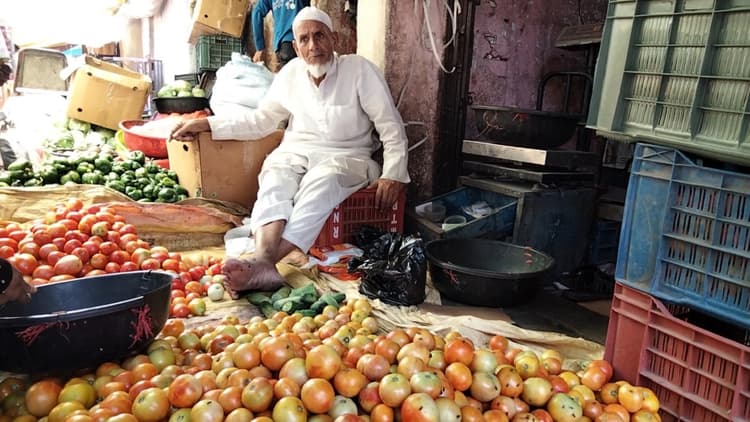 Jharkhand News: रांची में आसमान छू रहे टमाटर के दाम, किलो की जगह पाव में खरीदने को मजबूर हैं लोग
