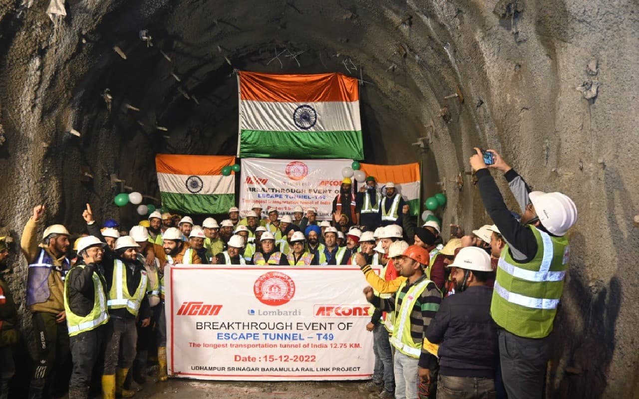 जम्मू कश्मीर: बनिहाल-कटरा रेल मार्ग पर भारत की सबसे बड़ी ‘एस्केप’ सुरंग का काम हुआ पूरा, देखें तस्वीरें