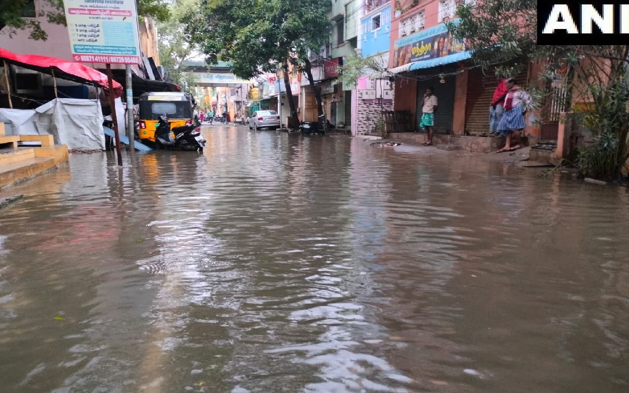 तमिलनाडु में चक्रवात 'मैंडूस' ने मचाई तबाही, 50 से अधिक उखड़े पेड़, कई कारें क्षतिग्रस्त, देखें तस्वीरें