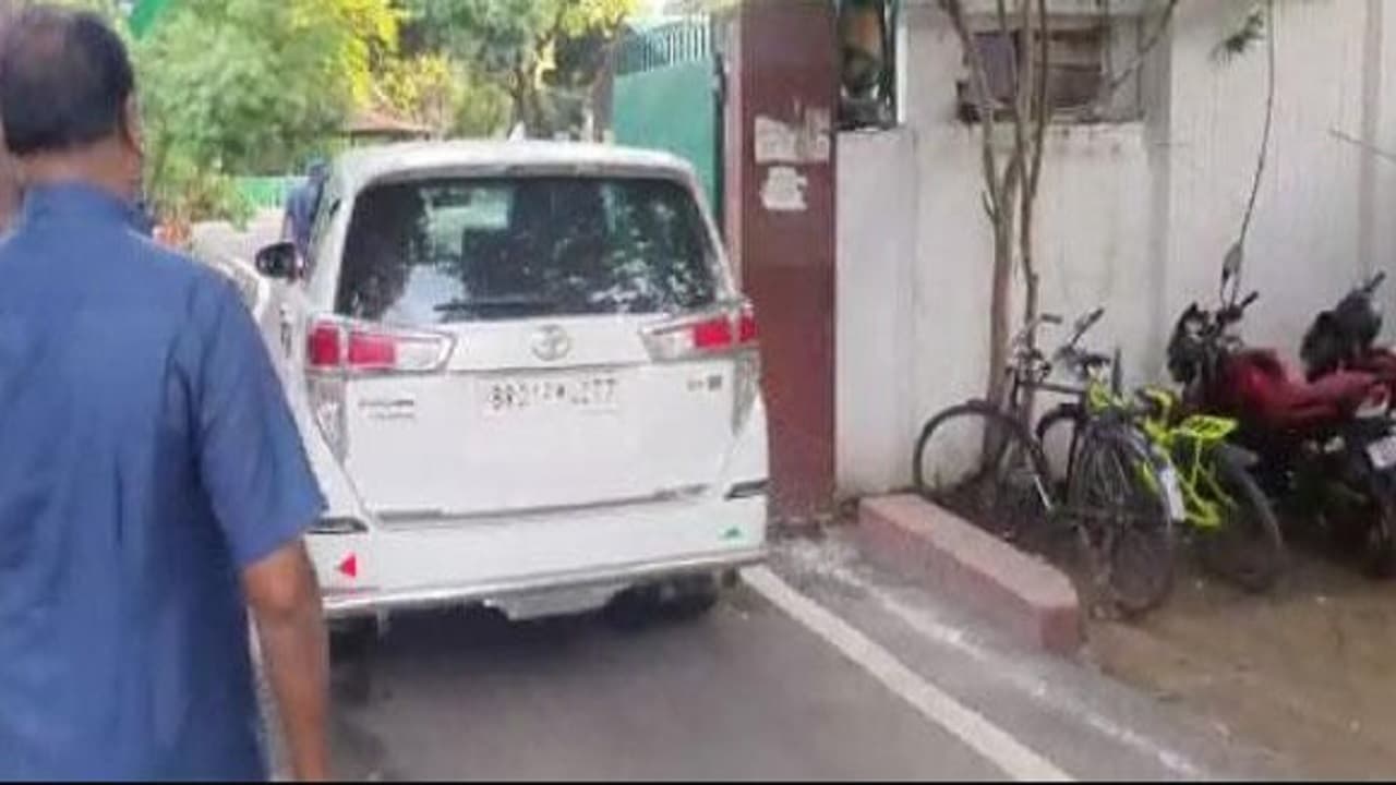 कांग्रेस के सदागत आश्रम में हंगामा के बाद डिप्टी सीएम तेजस्वी यादव से मिलने पहुंचे प्रभारी भक्त चरण दास
