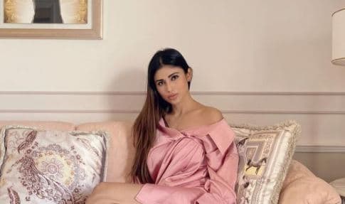 Mouni Roy ने सोफे पर बैठकर स्टाइलिश अंदाज में दिए पोज,बोले फैंस- इतनी खूबसूरत कैसे, PHOTOS