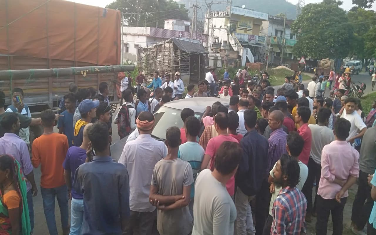 धनबाद के तोपचांची बाजार में बिजली कनेक्शन काटने से नाराज लोगों का हंगामा, SDO पर घूस लेने का लगाया आरोप