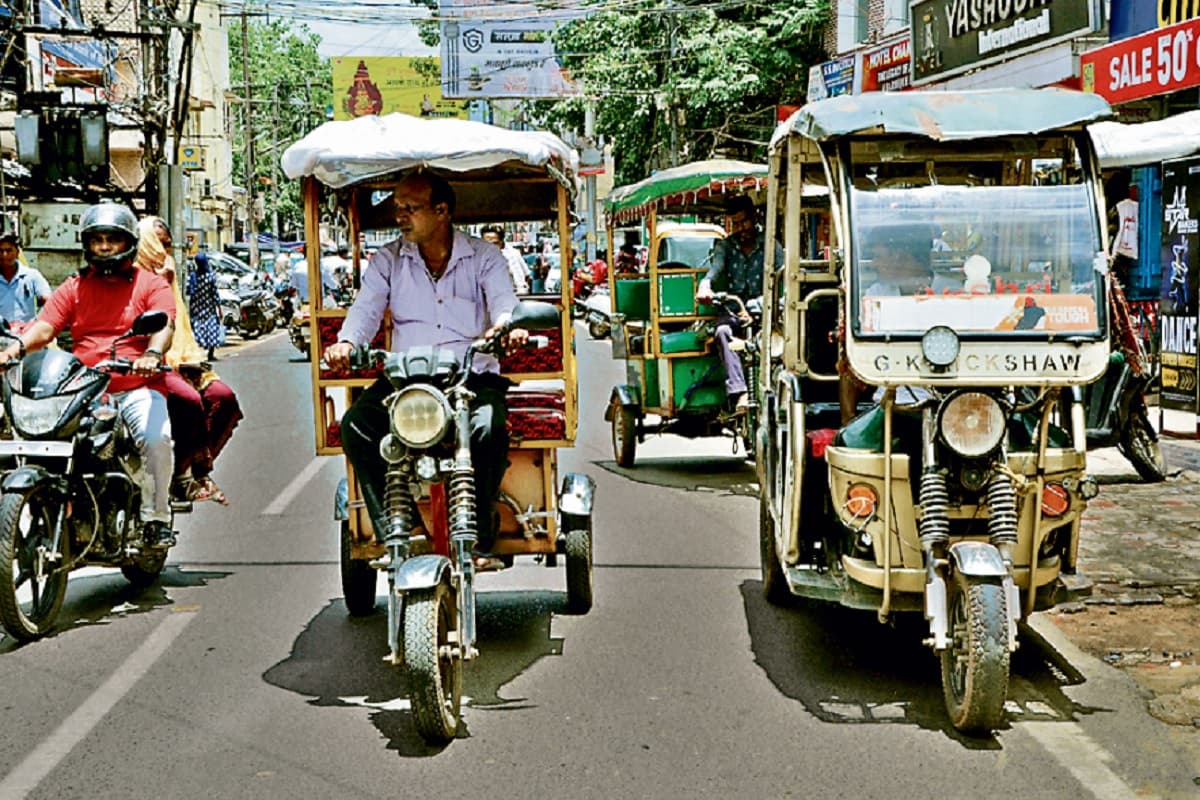 देवघर में टोटो चालकों की मनमानी, बिना रजिस्ट्रेशन के चला रहे वाहन, कर देते हैं रोड जाम