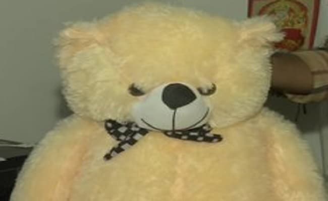 लॉकडाउन में खो दी नौकरी, यूट्यूब से मिला आइडिया, सिगरेट के कचरे से बनाते है खिलौने और कुशन