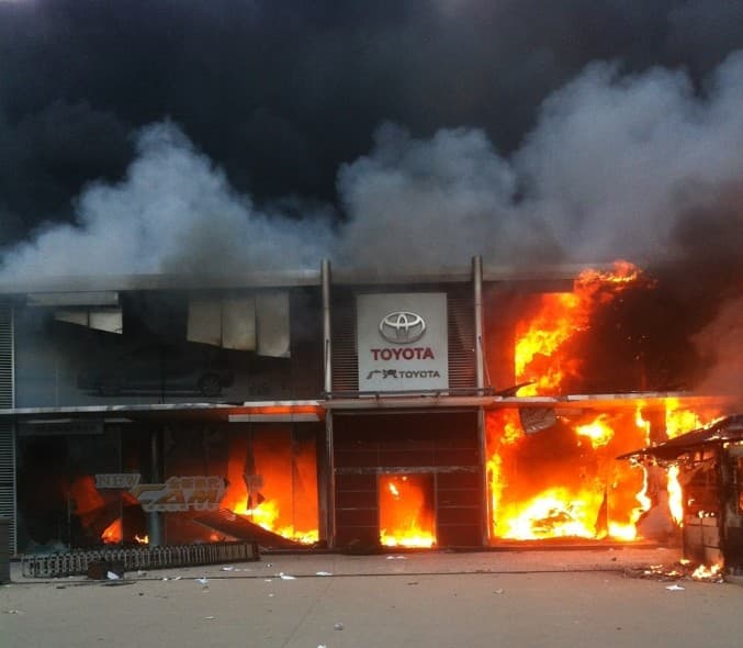 टोयटा मोटर्स के शोरूम में लगी आग, कार सहित डेढ़ करोड़ की संपत्ति खाक