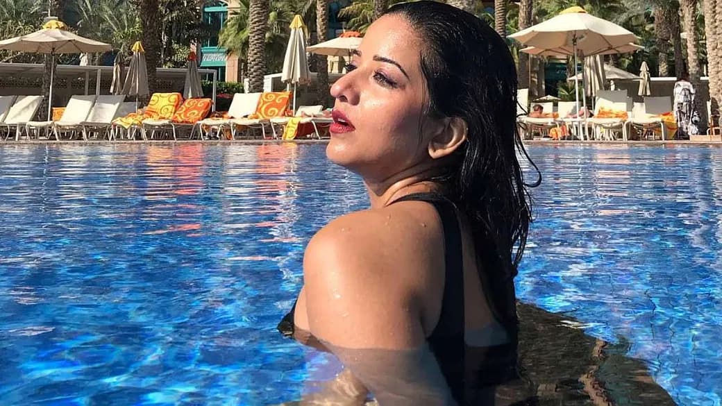 नीले आसमान के नीचे स्विमिंग सूट में दिखीं दिलकश मोनालिसा, तसवीर देखकर आप भी कहेंगे 'वाह'...