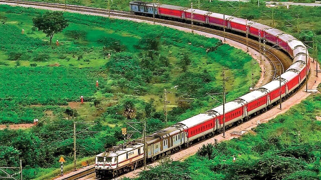 Indian Railways: वंदे भारत या दुरंतो नहीं, इन पांच ट्रेनों से रेलवे करता है बंपर कमाई